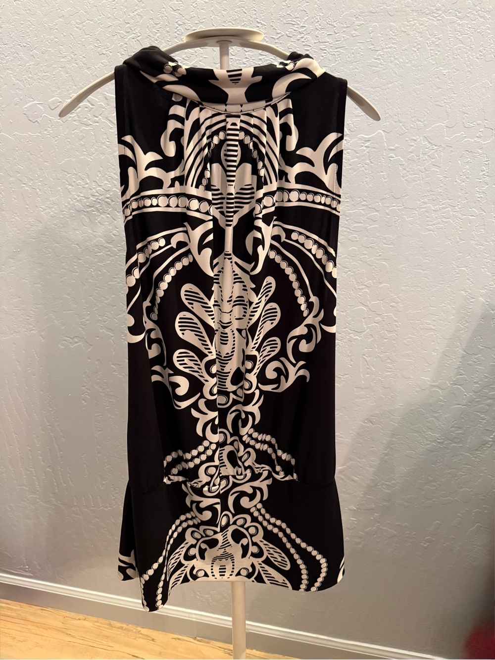 White House Black Market Black and White tank top size M